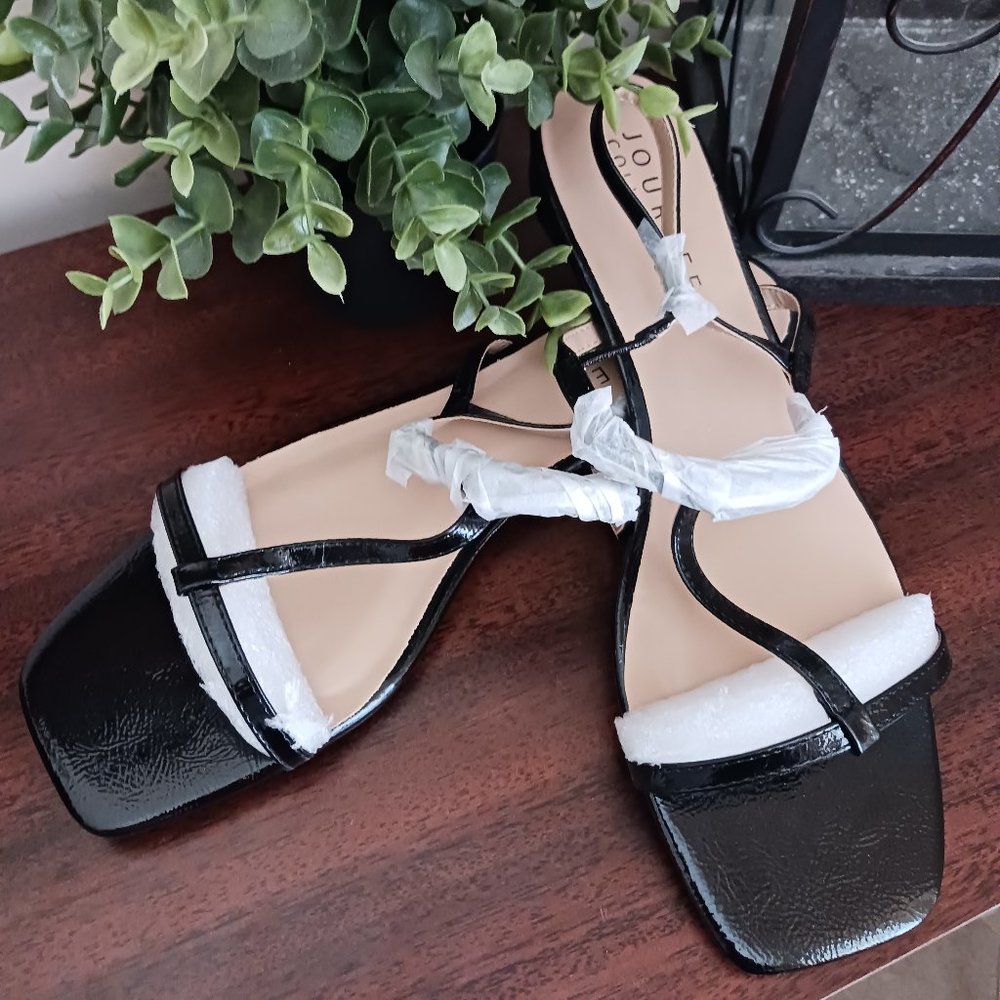 NWT in Box and Original Packing. Journee Collection Black Sandal With Bow